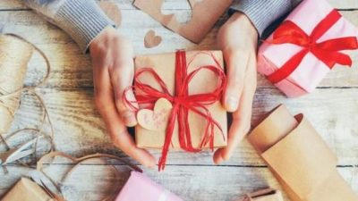 Tại sao nên tặng quà cho bạn gái? Quà tặng cho người yêu